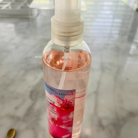Bath & Body Works Blushing Cherry Blossom Body Splash Spray 99% 8oz Full Size - Picture 2 of 3